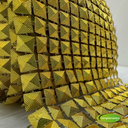 Falso stras tachas piramide 10cm*10 yd